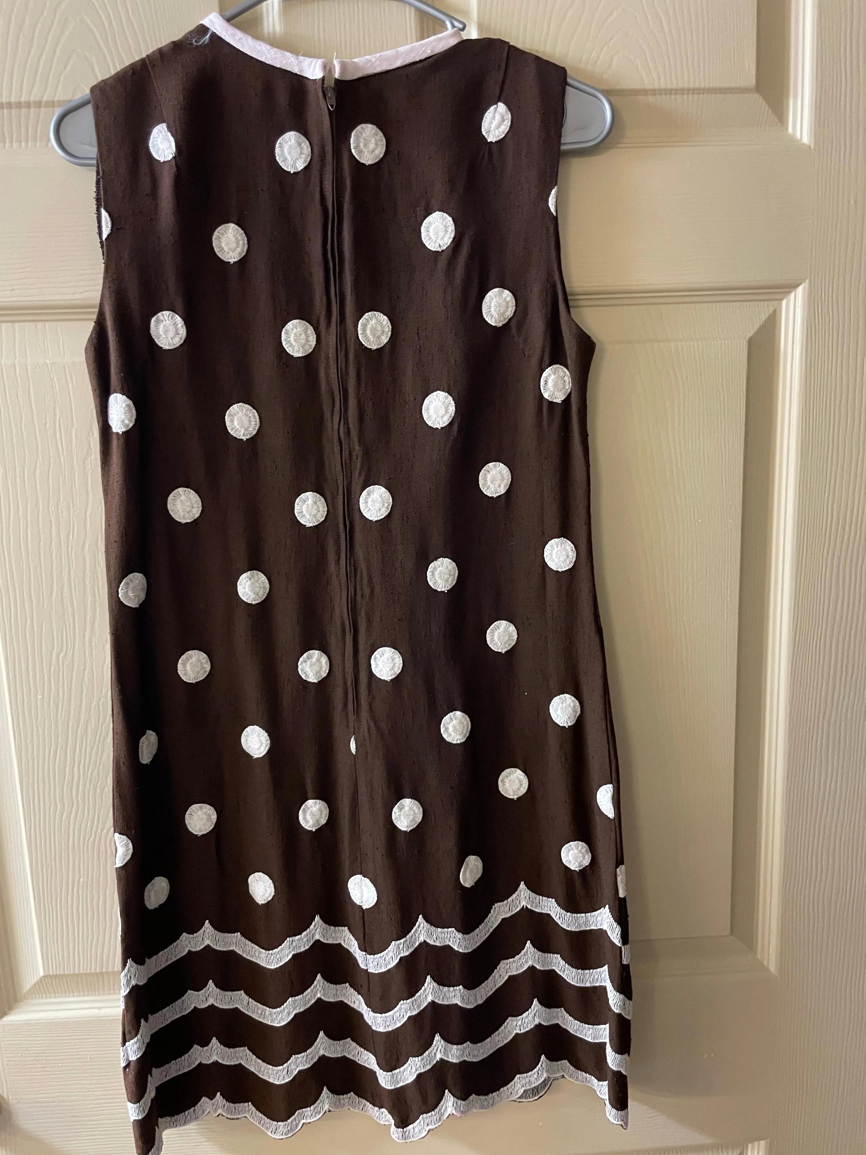 € Vintage 1960s Womens SUSAN THOMAS Brown & White Embroidery Sleeveless Dress Sz Small 6-8
